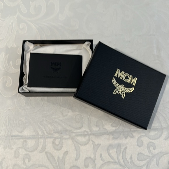 MCM Mode Travia Leather Zip Wallet. - Picture 13 of 14